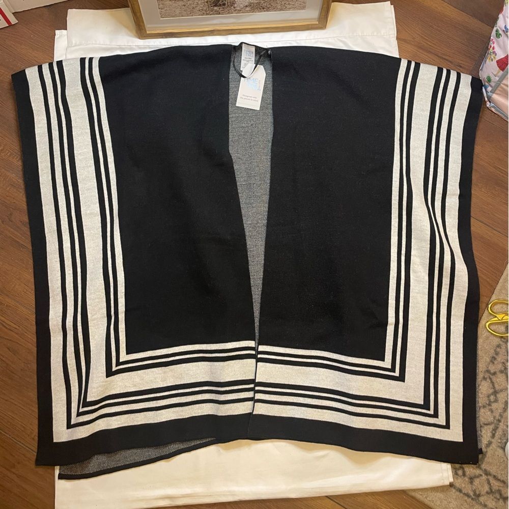 NWT Time & Tru size OS black and white ruana